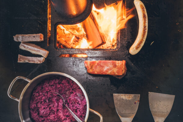 offener Grill mit Rotkraut und Würstel