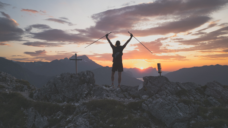 Trailrunner am Gipfel im Sonnenuntergang