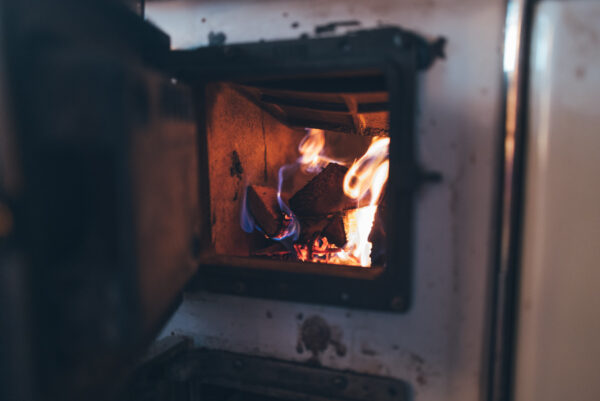 Offener Kamin mit Feuer