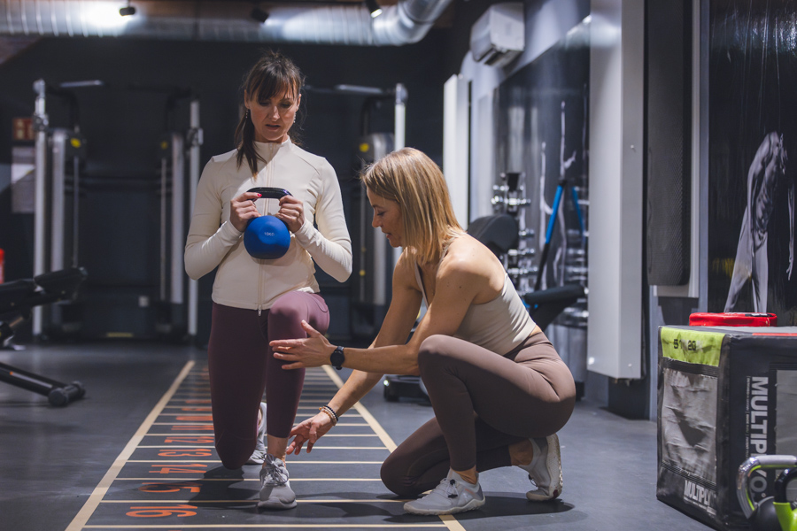 zwei Frauen mit kettlebell beim Krafttraining