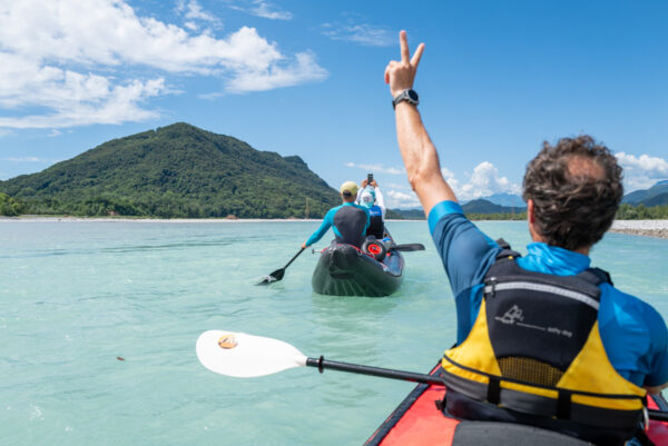 Sonne, zwei Boote, Italien, Tagliamento, Ein Mann streckt freudig den Arm in die Höhe