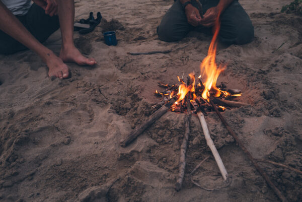 Lagerfeuer im Sand