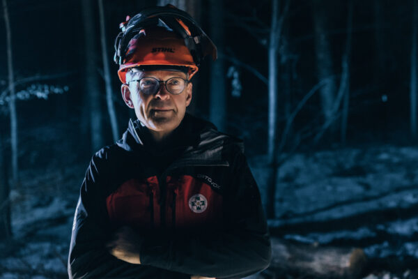 Bergretter nachts im Wald