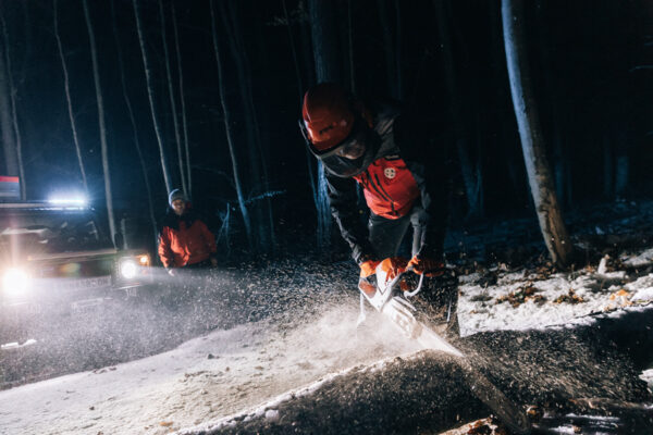 Bergretter mit Motorsäge im Einsatz
