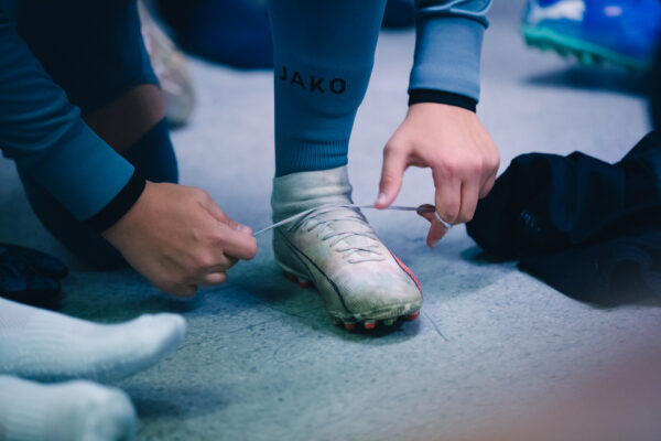 Fußballschuhe - binden