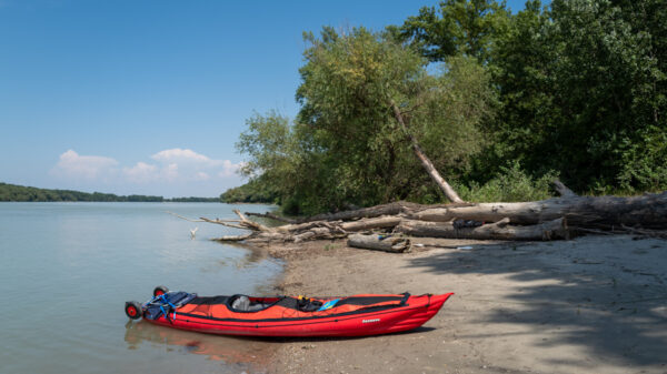 Gumotex Seawave Boot am Ufer der Donau