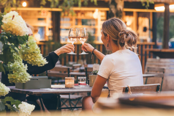 zwei damen mit getränk im gastgarten