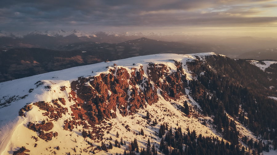 Frauenalpe Gipfel im Winter bei Sonnenuntergang